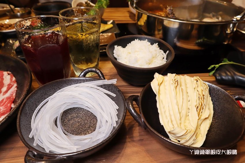 新竹巨城附近美食火鍋推薦香聚鍋物!一喝就上癮的火鍋湯頭,激推台灣優酪豬、手工香菜豬肉滑