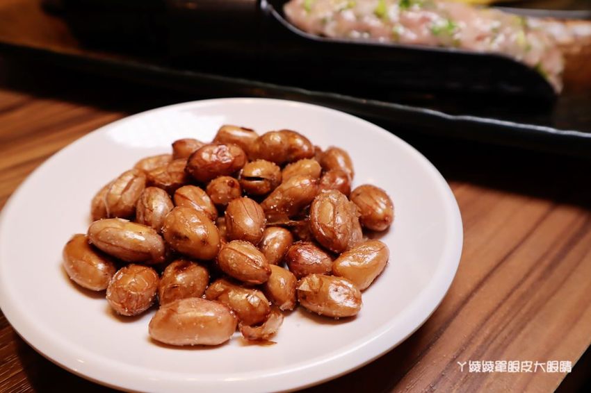 新竹巨城附近美食火鍋推薦香聚鍋物!一喝就上癮的火鍋湯頭,激推台灣優酪豬、手工香菜豬肉滑