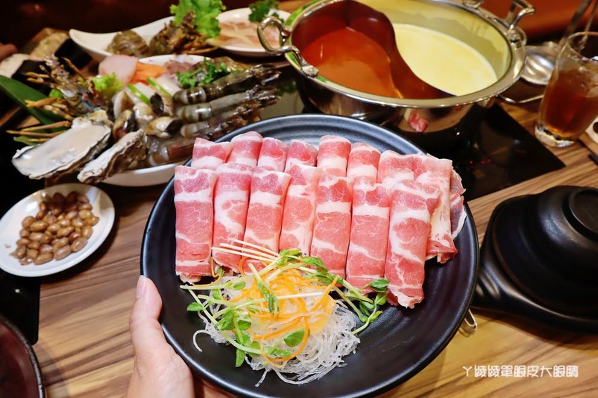 新竹巨城附近美食火鍋推薦香聚鍋物!一喝就上癮的火鍋湯頭,激推台灣優酪豬、手工香菜豬肉滑