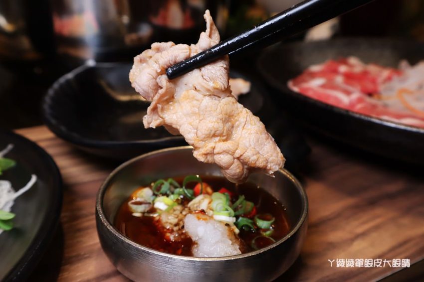 新竹巨城附近美食火鍋推薦香聚鍋物!一喝就上癮的火鍋湯頭,激推台灣優酪豬、手工香菜豬肉滑