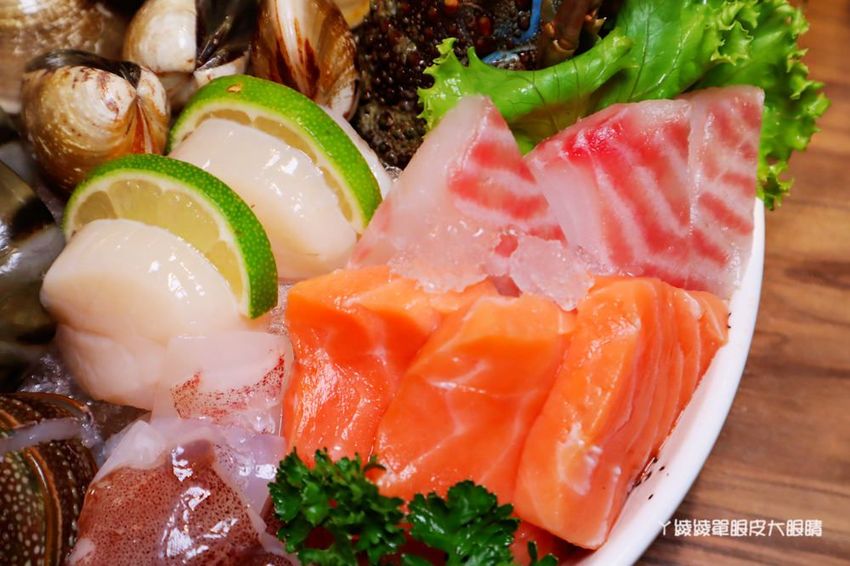 新竹巨城附近美食火鍋推薦香聚鍋物！一喝就上癮的火鍋湯頭，激推台灣優酪豬、手工香菜豬肉滑