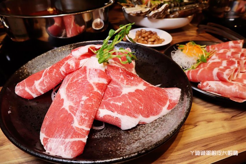 新竹巨城附近美食火鍋推薦香聚鍋物!一喝就上癮的火鍋湯頭,激推台灣優酪豬、手工香菜豬肉滑