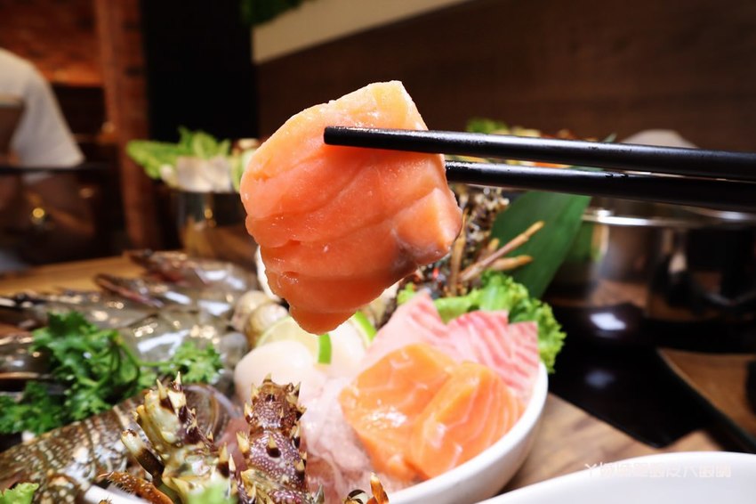 新竹巨城附近美食火鍋推薦香聚鍋物!一喝就上癮的火鍋湯頭,激推台灣優酪豬、手工香菜豬肉滑