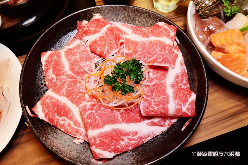 新竹巨城附近美食火鍋推薦香聚鍋物!一喝就上癮的火鍋湯頭,激推台灣優酪豬、手工香菜豬肉滑