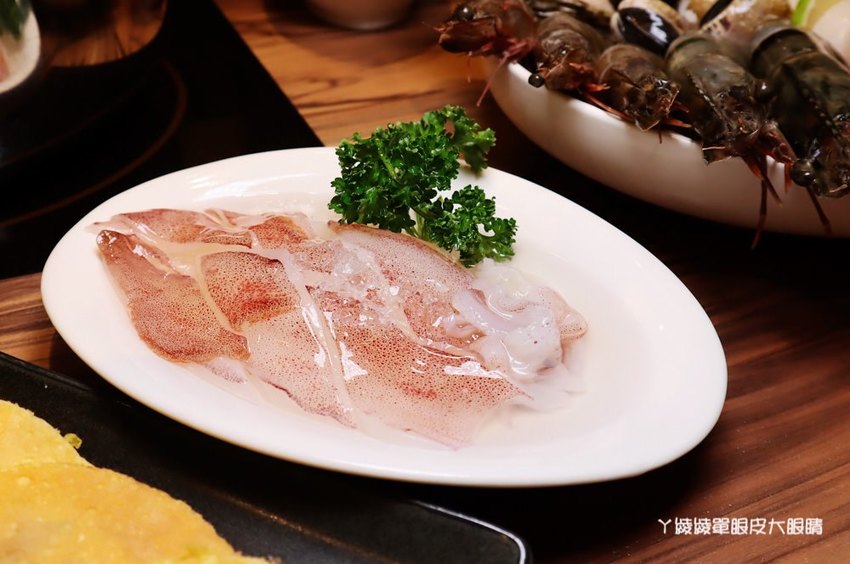 新竹巨城附近美食火鍋推薦香聚鍋物!一喝就上癮的火鍋湯頭,激推台灣優酪豬、手工香菜豬肉滑