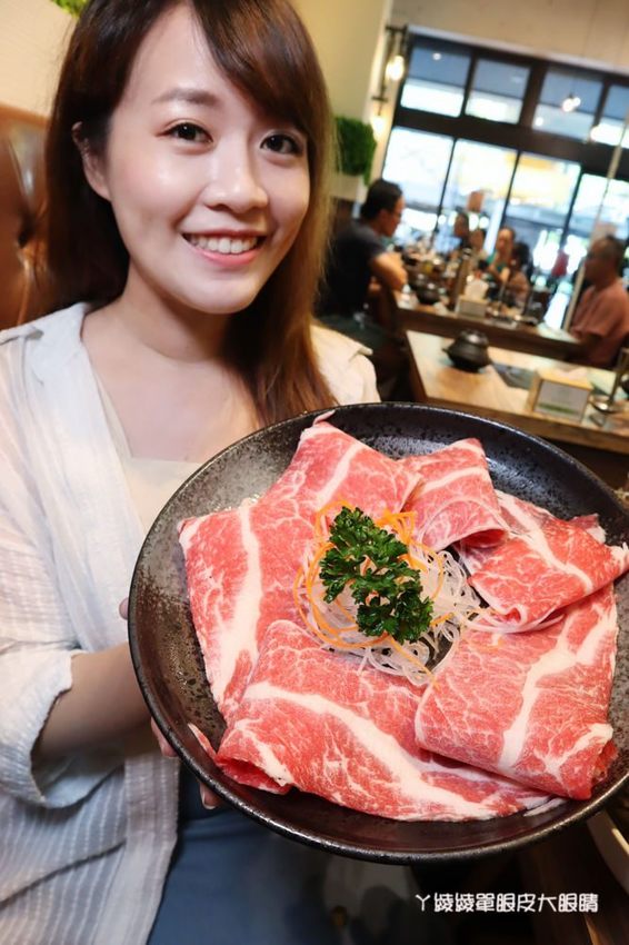 新竹巨城附近美食火鍋推薦香聚鍋物!一喝就上癮的火鍋湯頭,激推台灣優酪豬、手工香菜豬肉滑