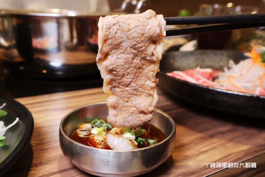 新竹巨城附近美食火鍋推薦香聚鍋物!一喝就上癮的火鍋湯頭,激推台灣優酪豬、手工香菜豬肉滑