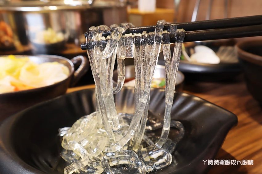 新竹巨城附近美食火鍋推薦香聚鍋物!一喝就上癮的火鍋湯頭,激推台灣優酪豬、手工香菜豬肉滑