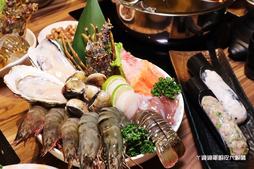 新竹巨城附近美食火鍋推薦香聚鍋物!一喝就上癮的火鍋湯頭,激推台灣優酪豬、手工香菜豬肉滑