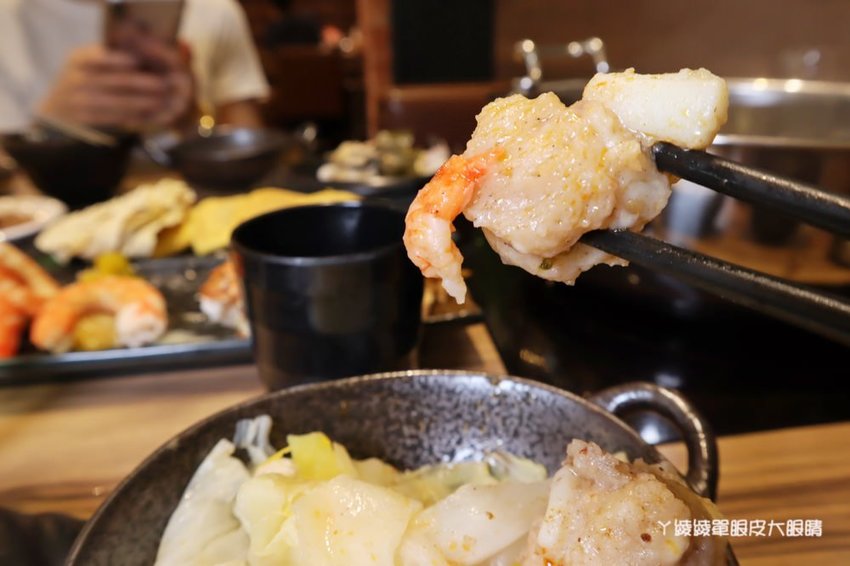 新竹巨城附近美食火鍋推薦香聚鍋物!一喝就上癮的火鍋湯頭,激推台灣優酪豬、手工香菜豬肉滑
