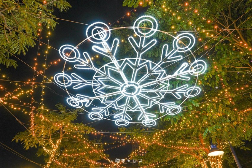 超級美的耶誕城～小朋友最愛的兒童小火車、變色迷宮、耶誕溜滑梯、卡納赫拉星星廊道、馬卡龍愛心塗鴉、五條光廊任你拍！