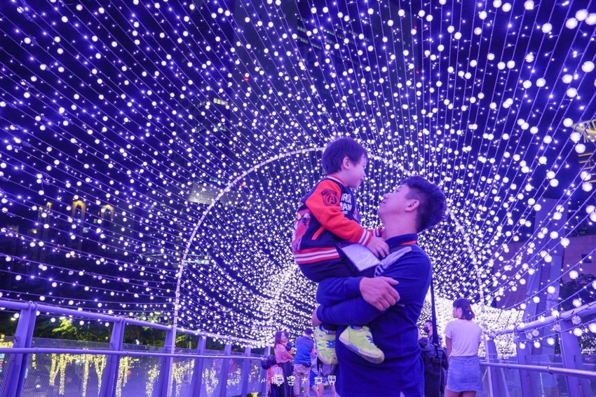 超級美的耶誕城～小朋友最愛的兒童小火車、變色迷宮、耶誕溜滑梯、卡納赫拉星星廊道、馬卡龍愛心塗鴉、五條光廊任你拍！