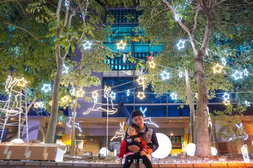 超級美的耶誕城～小朋友最愛的兒童小火車、變色迷宮、耶誕溜滑梯、卡納赫拉星星廊道、馬卡龍愛心塗鴉、五條光廊任你拍！