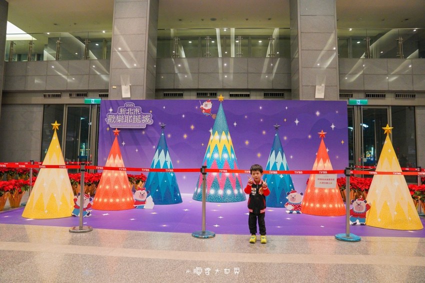 超級美的耶誕城～小朋友最愛的兒童小火車、變色迷宮、耶誕溜滑梯、卡納赫拉星星廊道、馬卡龍愛心塗鴉、五條光廊任你拍！