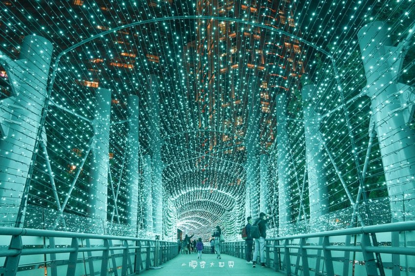 超級美的耶誕城～小朋友最愛的兒童小火車、變色迷宮、耶誕溜滑梯、卡納赫拉星星廊道、馬卡龍愛心塗鴉、五條光廊任你拍！
