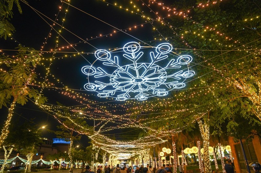 超級美的耶誕城～小朋友最愛的兒童小火車、變色迷宮、耶誕溜滑梯、卡納赫拉星星廊道、馬卡龍愛心塗鴉、五條光廊任你拍！