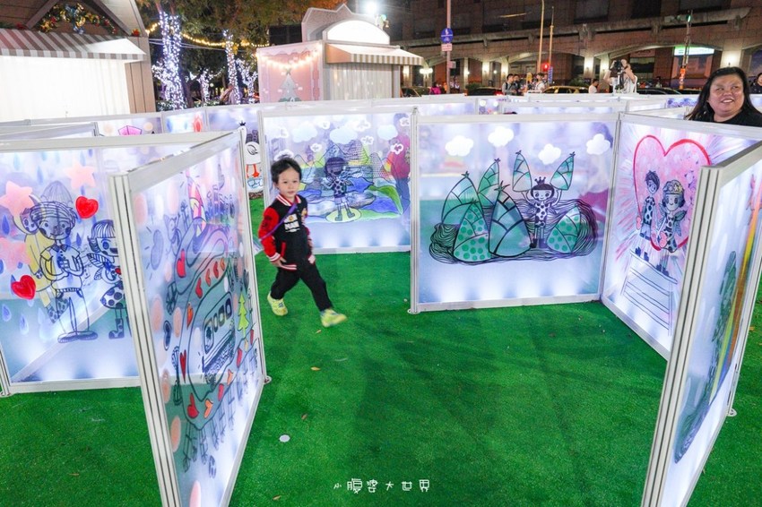 超級美的耶誕城～小朋友最愛的兒童小火車、變色迷宮、耶誕溜滑梯、卡納赫拉星星廊道、馬卡龍愛心塗鴉、五條光廊任你拍！