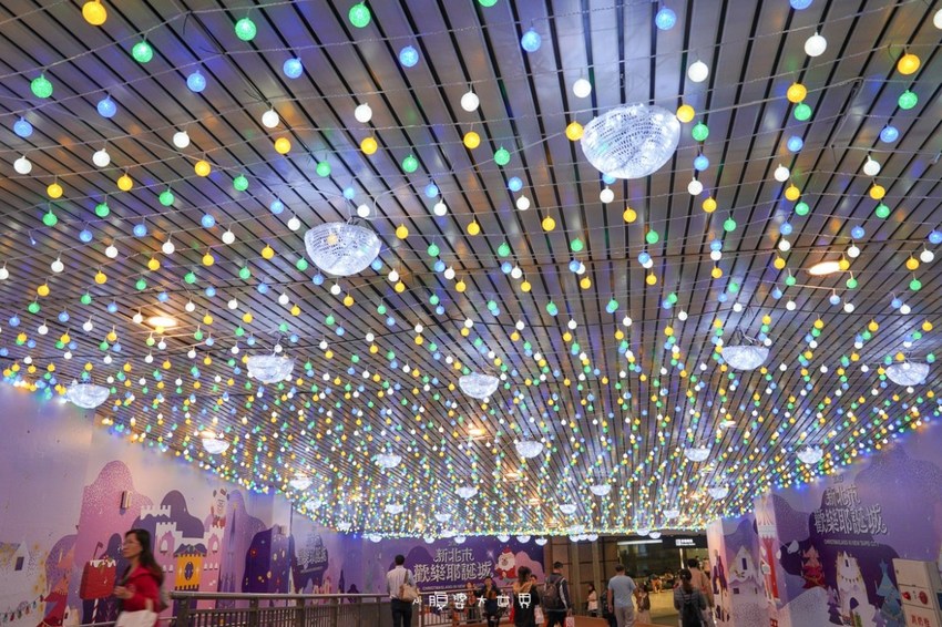 超級美的耶誕城～小朋友最愛的兒童小火車、變色迷宮、耶誕溜滑梯、卡納赫拉星星廊道、馬卡龍愛心塗鴉、五條光廊任你拍！