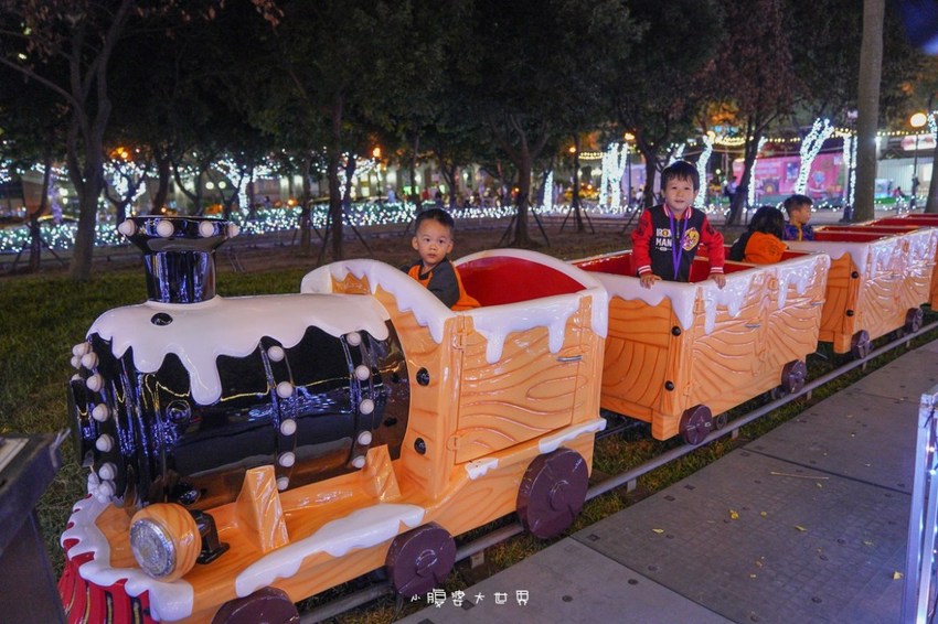 超級美的耶誕城～小朋友最愛的兒童小火車、變色迷宮、耶誕溜滑梯、卡納赫拉星星廊道、馬卡龍愛心塗鴉、五條光廊任你拍！