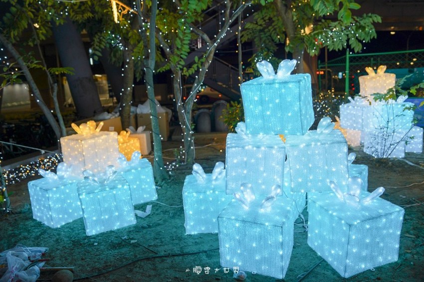 超級美的耶誕城～小朋友最愛的兒童小火車、變色迷宮、耶誕溜滑梯、卡納赫拉星星廊道、馬卡龍愛心塗鴉、五條光廊任你拍！