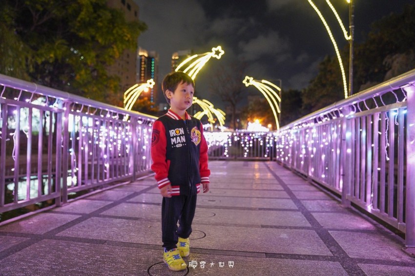 超級美的耶誕城～小朋友最愛的兒童小火車、變色迷宮、耶誕溜滑梯、卡納赫拉星星廊道、馬卡龍愛心塗鴉、五條光廊任你拍！