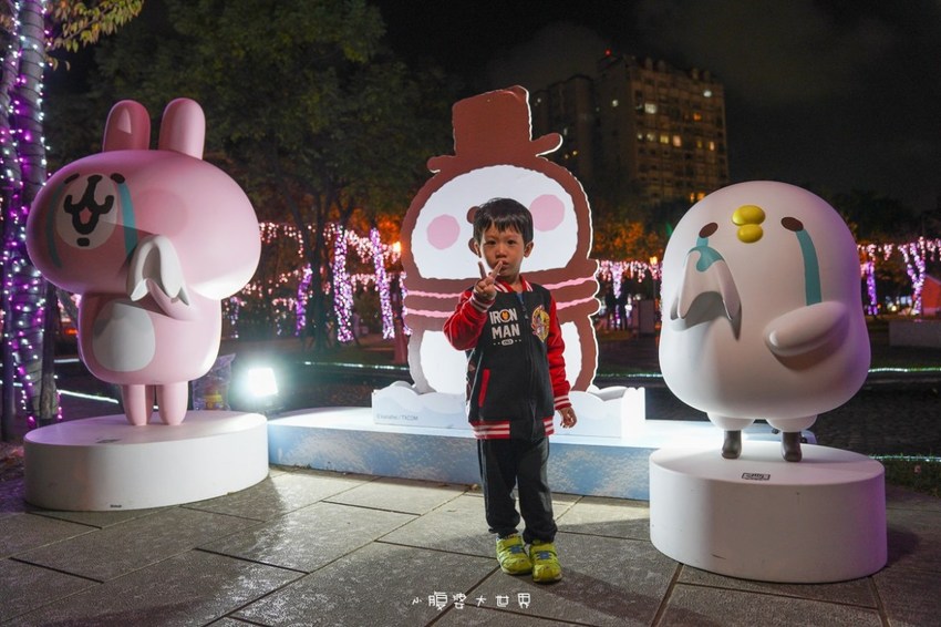 超級美的耶誕城～小朋友最愛的兒童小火車、變色迷宮、耶誕溜滑梯、卡納赫拉星星廊道、馬卡龍愛心塗鴉、五條光廊任你拍！