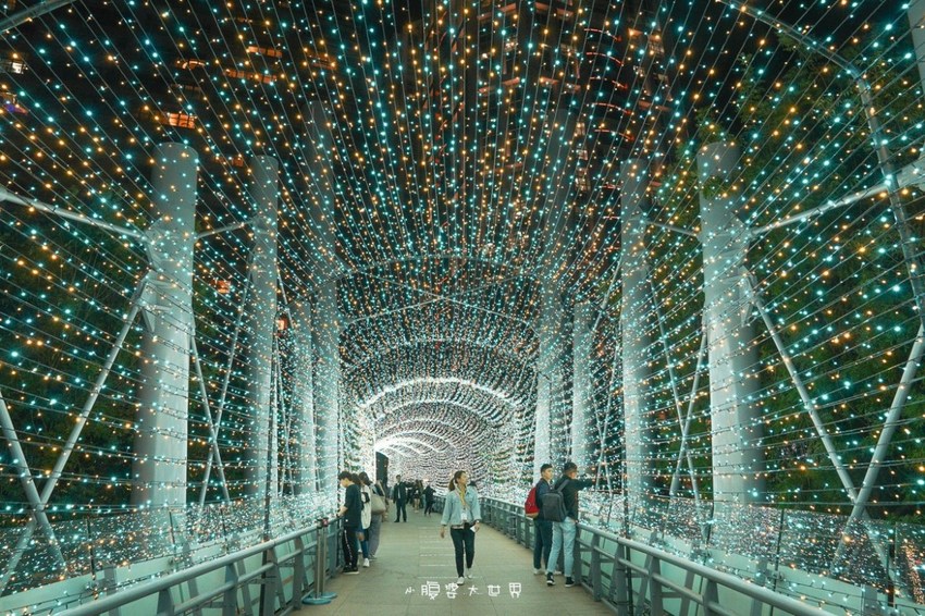 超級美的耶誕城～小朋友最愛的兒童小火車、變色迷宮、耶誕溜滑梯、卡納赫拉星星廊道、馬卡龍愛心塗鴉、五條光廊任你拍！