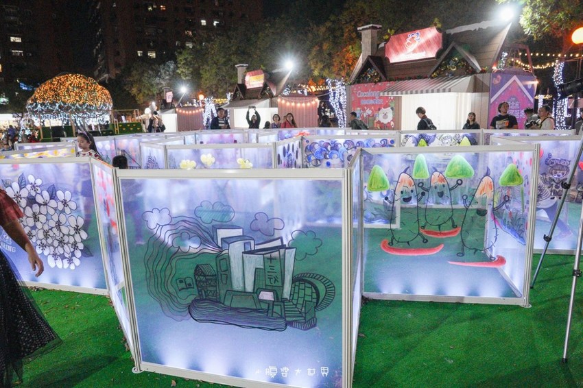 超級美的耶誕城～小朋友最愛的兒童小火車、變色迷宮、耶誕溜滑梯、卡納赫拉星星廊道、馬卡龍愛心塗鴉、五條光廊任你拍！