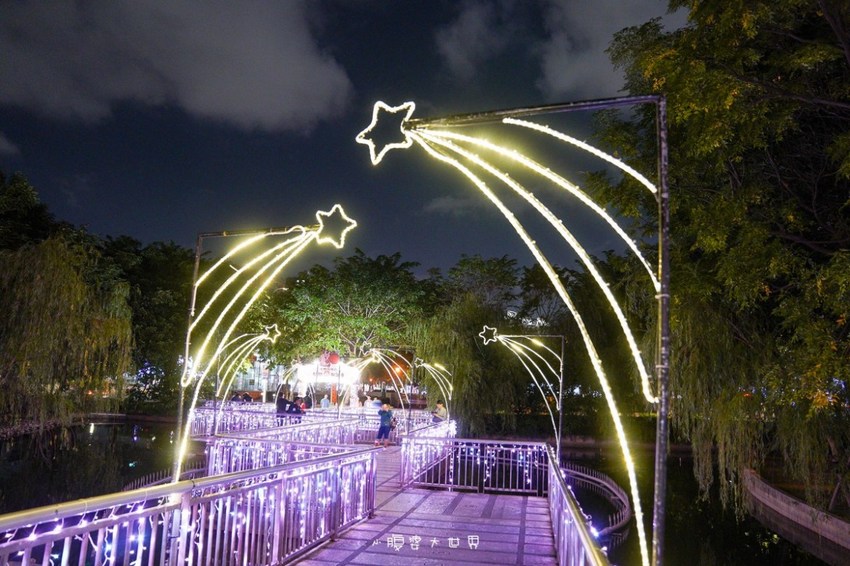 超級美的耶誕城～小朋友最愛的兒童小火車、變色迷宮、耶誕溜滑梯、卡納赫拉星星廊道、馬卡龍愛心塗鴉、五條光廊任你拍！