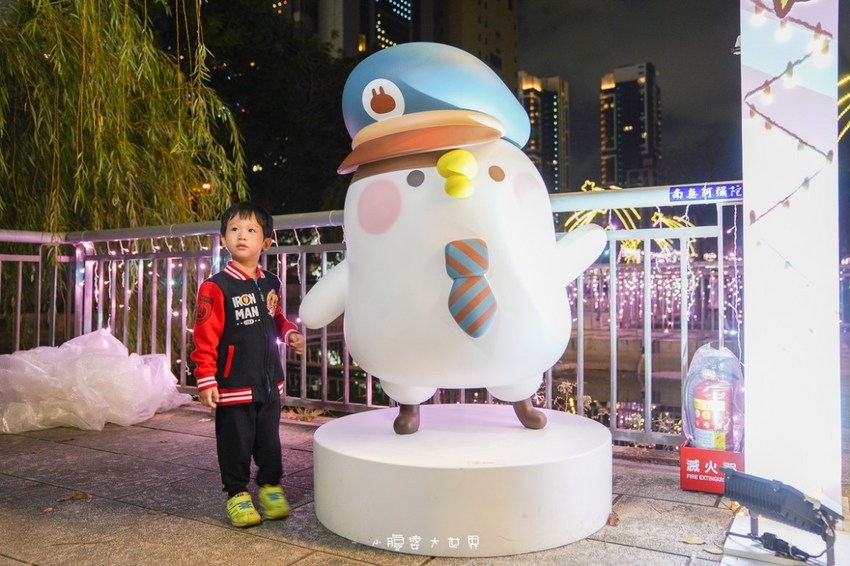 超級美的耶誕城～小朋友最愛的兒童小火車、變色迷宮、耶誕溜滑梯、卡納赫拉星星廊道、馬卡龍愛心塗鴉、五條光廊任你拍！