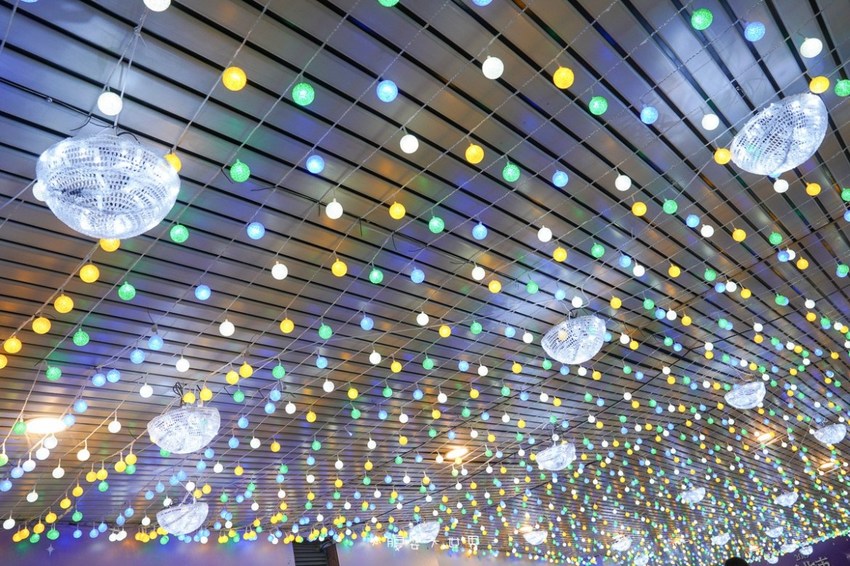 超級美的耶誕城～小朋友最愛的兒童小火車、變色迷宮、耶誕溜滑梯、卡納赫拉星星廊道、馬卡龍愛心塗鴉、五條光廊任你拍！