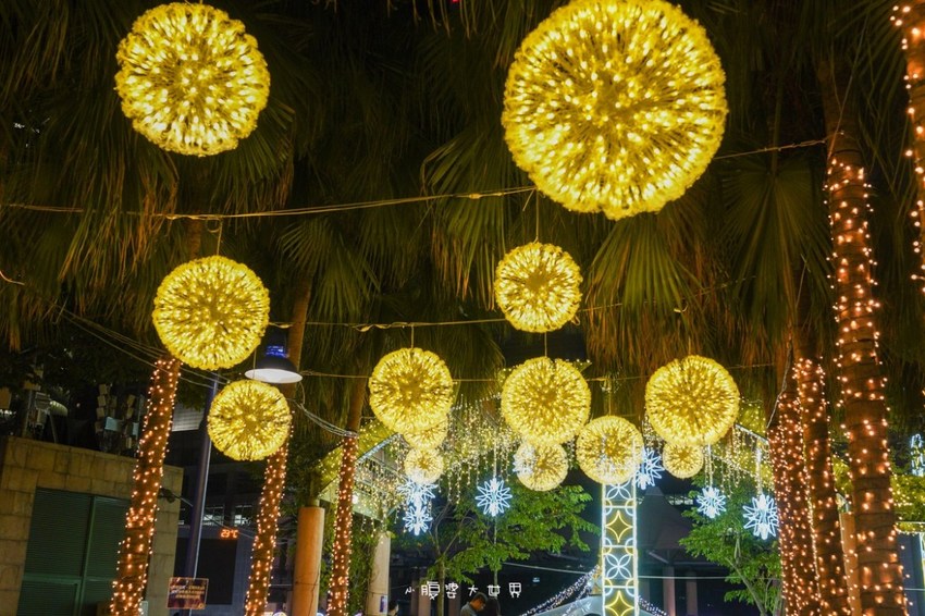 超級美的耶誕城～小朋友最愛的兒童小火車、變色迷宮、耶誕溜滑梯、卡納赫拉星星廊道、馬卡龍愛心塗鴉、五條光廊任你拍！