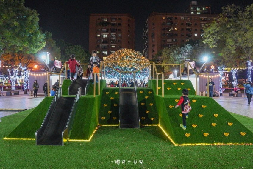 超級美的耶誕城～小朋友最愛的兒童小火車、變色迷宮、耶誕溜滑梯、卡納赫拉星星廊道、馬卡龍愛心塗鴉、五條光廊任你拍！