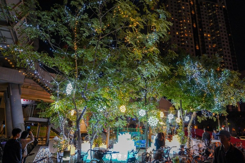 超級美的耶誕城～小朋友最愛的兒童小火車、變色迷宮、耶誕溜滑梯、卡納赫拉星星廊道、馬卡龍愛心塗鴉、五條光廊任你拍！