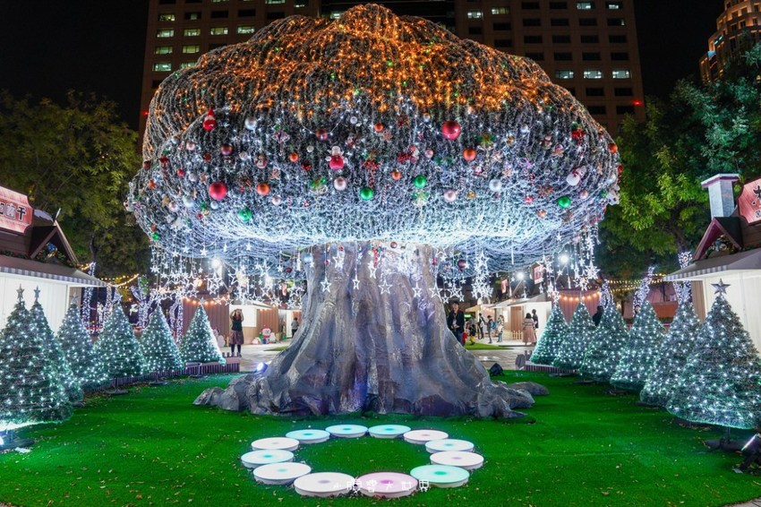 超級美的耶誕城～小朋友最愛的兒童小火車、變色迷宮、耶誕溜滑梯、卡納赫拉星星廊道、馬卡龍愛心塗鴉、五條光廊任你拍！