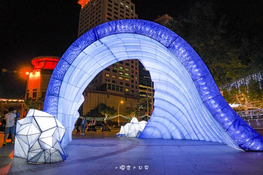 超級美的耶誕城～小朋友最愛的兒童小火車、變色迷宮、耶誕溜滑梯、卡納赫拉星星廊道、馬卡龍愛心塗鴉、五條光廊任你拍！