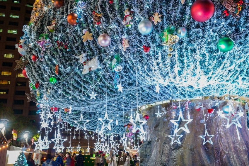 超級美的耶誕城～小朋友最愛的兒童小火車、變色迷宮、耶誕溜滑梯、卡納赫拉星星廊道、馬卡龍愛心塗鴉、五條光廊任你拍！