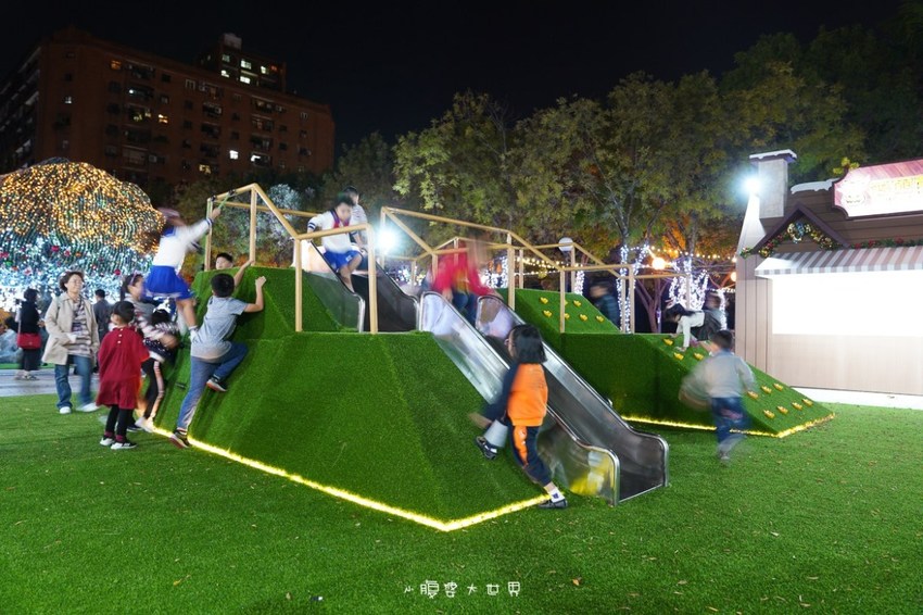 超級美的耶誕城～小朋友最愛的兒童小火車、變色迷宮、耶誕溜滑梯、卡納赫拉星星廊道、馬卡龍愛心塗鴉、五條光廊任你拍！