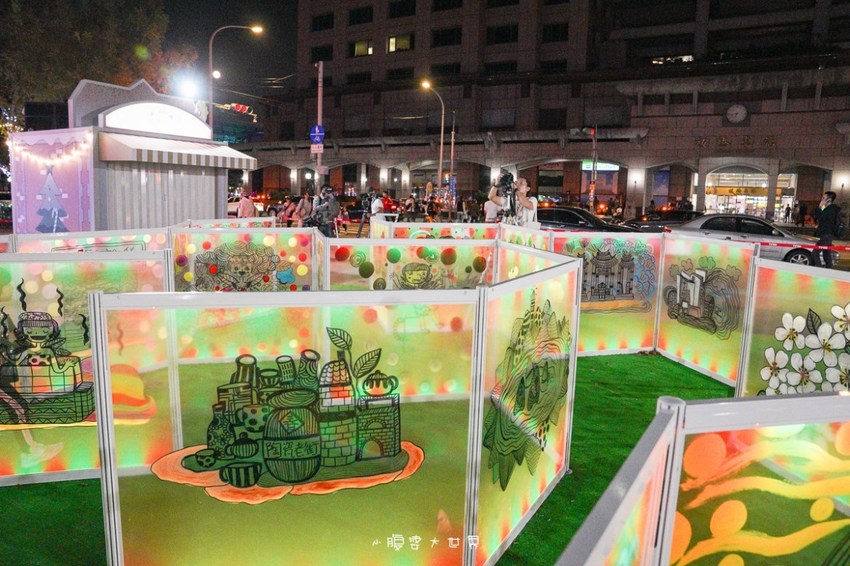 超級美的耶誕城～小朋友最愛的兒童小火車、變色迷宮、耶誕溜滑梯、卡納赫拉星星廊道、馬卡龍愛心塗鴉、五條光廊任你拍！