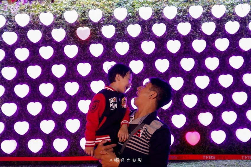 超級美的耶誕城～小朋友最愛的兒童小火車、變色迷宮、耶誕溜滑梯、卡納赫拉星星廊道、馬卡龍愛心塗鴉、五條光廊任你拍！