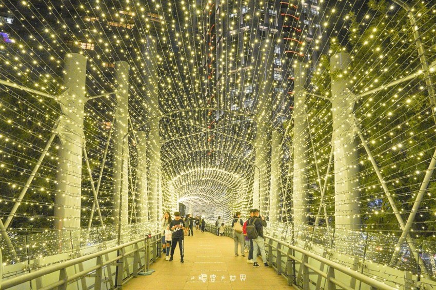 超級美的耶誕城～小朋友最愛的兒童小火車、變色迷宮、耶誕溜滑梯、卡納赫拉星星廊道、馬卡龍愛心塗鴉、五條光廊任你拍！