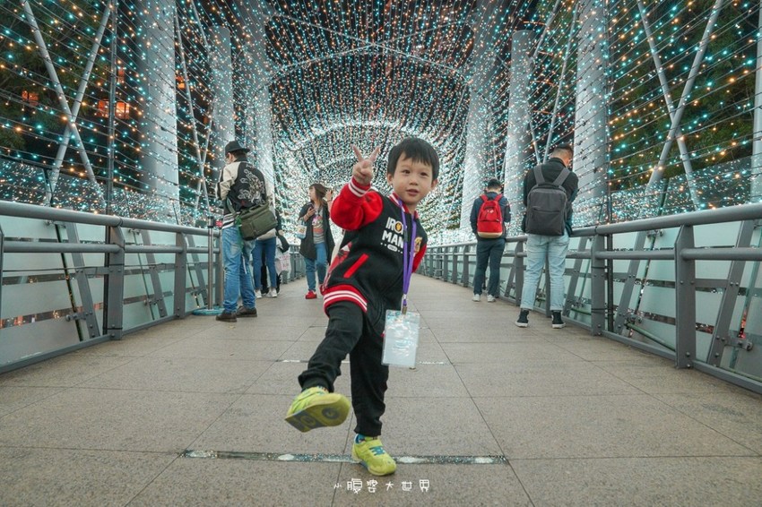 超級美的耶誕城～小朋友最愛的兒童小火車、變色迷宮、耶誕溜滑梯、卡納赫拉星星廊道、馬卡龍愛心塗鴉、五條光廊任你拍！