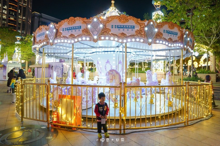 超級美的耶誕城～小朋友最愛的兒童小火車、變色迷宮、耶誕溜滑梯、卡納赫拉星星廊道、馬卡龍愛心塗鴉、五條光廊任你拍！