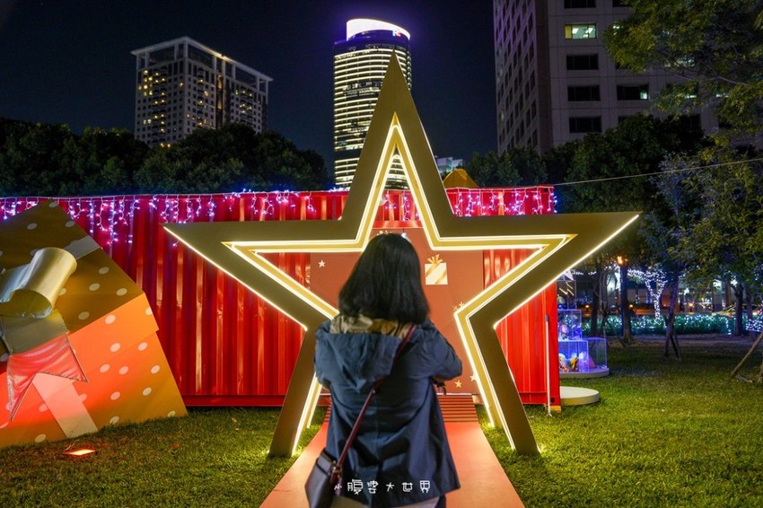 超級美的耶誕城～小朋友最愛的兒童小火車、變色迷宮、耶誕溜滑梯、卡納赫拉星星廊道、馬卡龍愛心塗鴉、五條光廊任你拍！