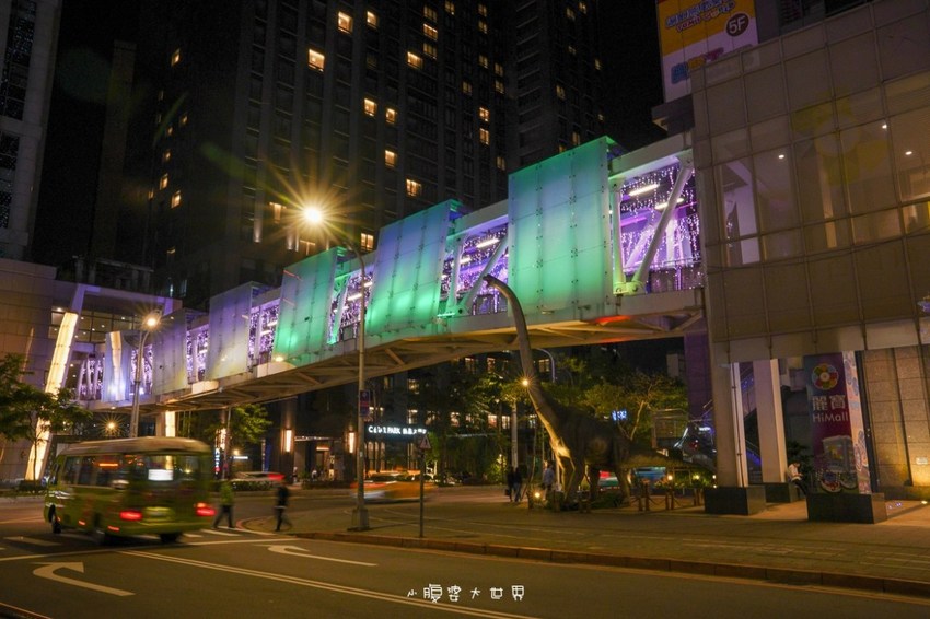 超級美的耶誕城～小朋友最愛的兒童小火車、變色迷宮、耶誕溜滑梯、卡納赫拉星星廊道、馬卡龍愛心塗鴉、五條光廊任你拍！