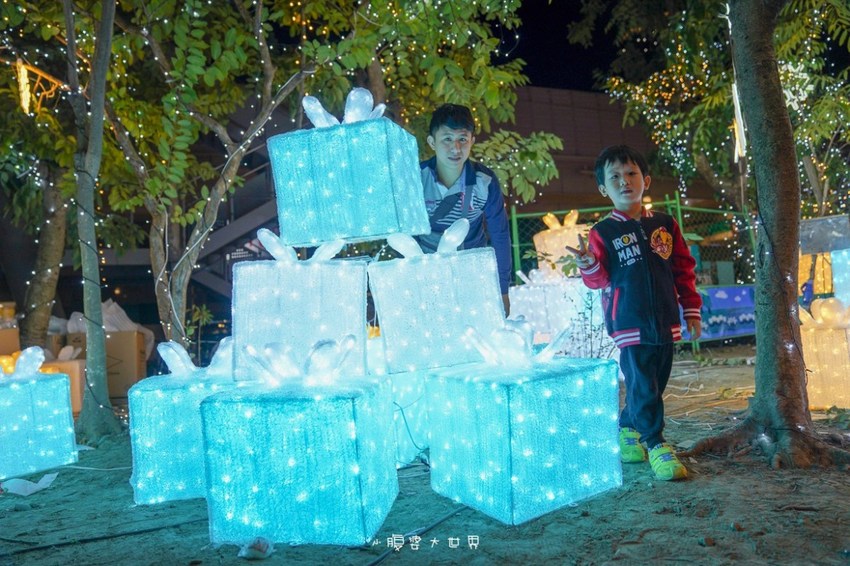 超級美的耶誕城～小朋友最愛的兒童小火車、變色迷宮、耶誕溜滑梯、卡納赫拉星星廊道、馬卡龍愛心塗鴉、五條光廊任你拍！