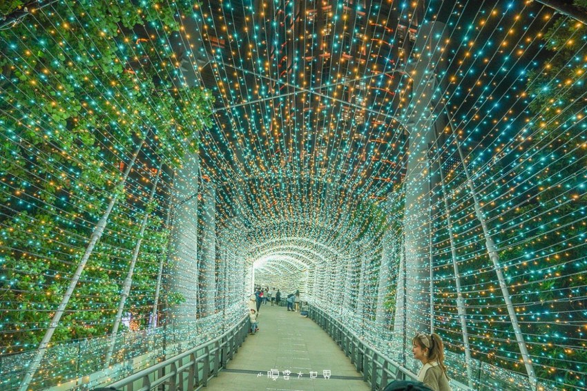 超級美的耶誕城～小朋友最愛的兒童小火車、變色迷宮、耶誕溜滑梯、卡納赫拉星星廊道、馬卡龍愛心塗鴉、五條光廊任你拍！