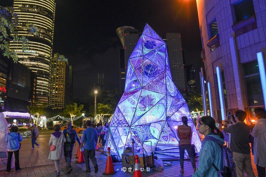 超級美的耶誕城～小朋友最愛的兒童小火車、變色迷宮、耶誕溜滑梯、卡納赫拉星星廊道、馬卡龍愛心塗鴉、五條光廊任你拍！