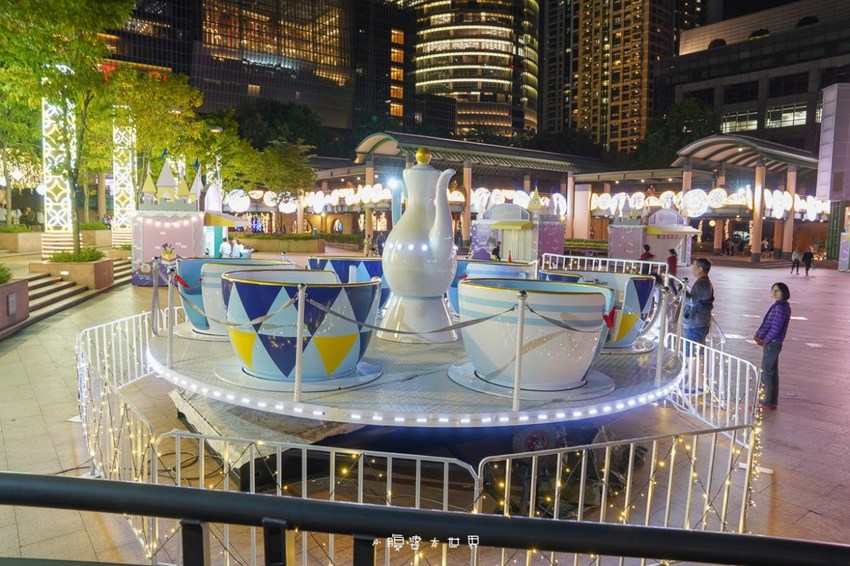 超級美的耶誕城～小朋友最愛的兒童小火車、變色迷宮、耶誕溜滑梯、卡納赫拉星星廊道、馬卡龍愛心塗鴉、五條光廊任你拍！