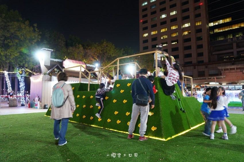 超級美的耶誕城～小朋友最愛的兒童小火車、變色迷宮、耶誕溜滑梯、卡納赫拉星星廊道、馬卡龍愛心塗鴉、五條光廊任你拍！